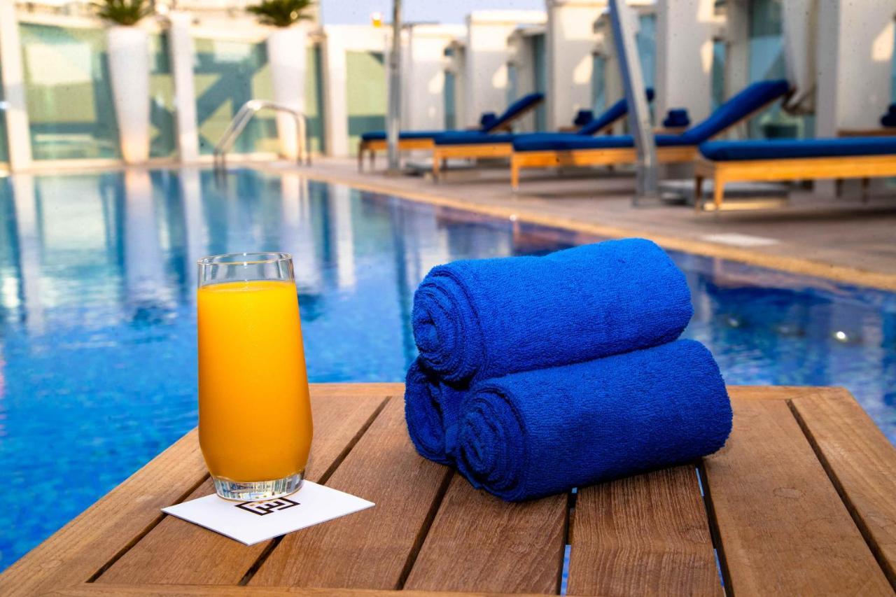 Shaza Doha Hotell Eksteriør bilde Pool at the Hilton