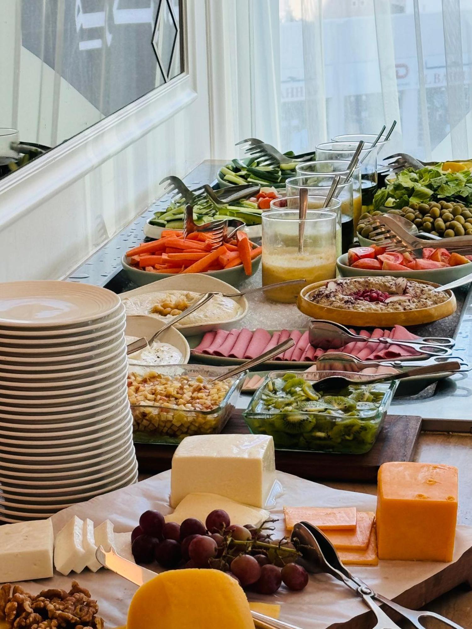 Shaza Doha Hotell Eksteriør bilde A salad bar