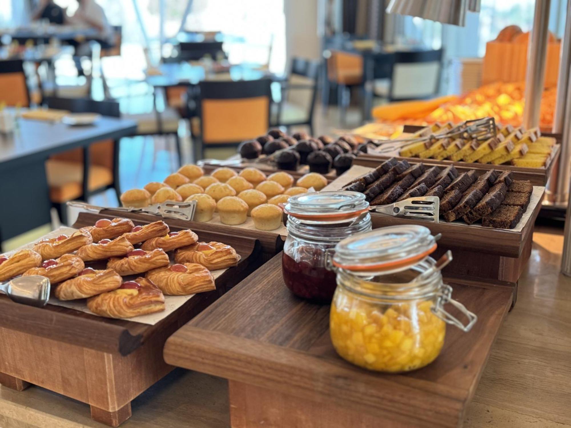 Shaza Doha Hotell Eksteriør bilde A selection of pastries and jams at a buffet