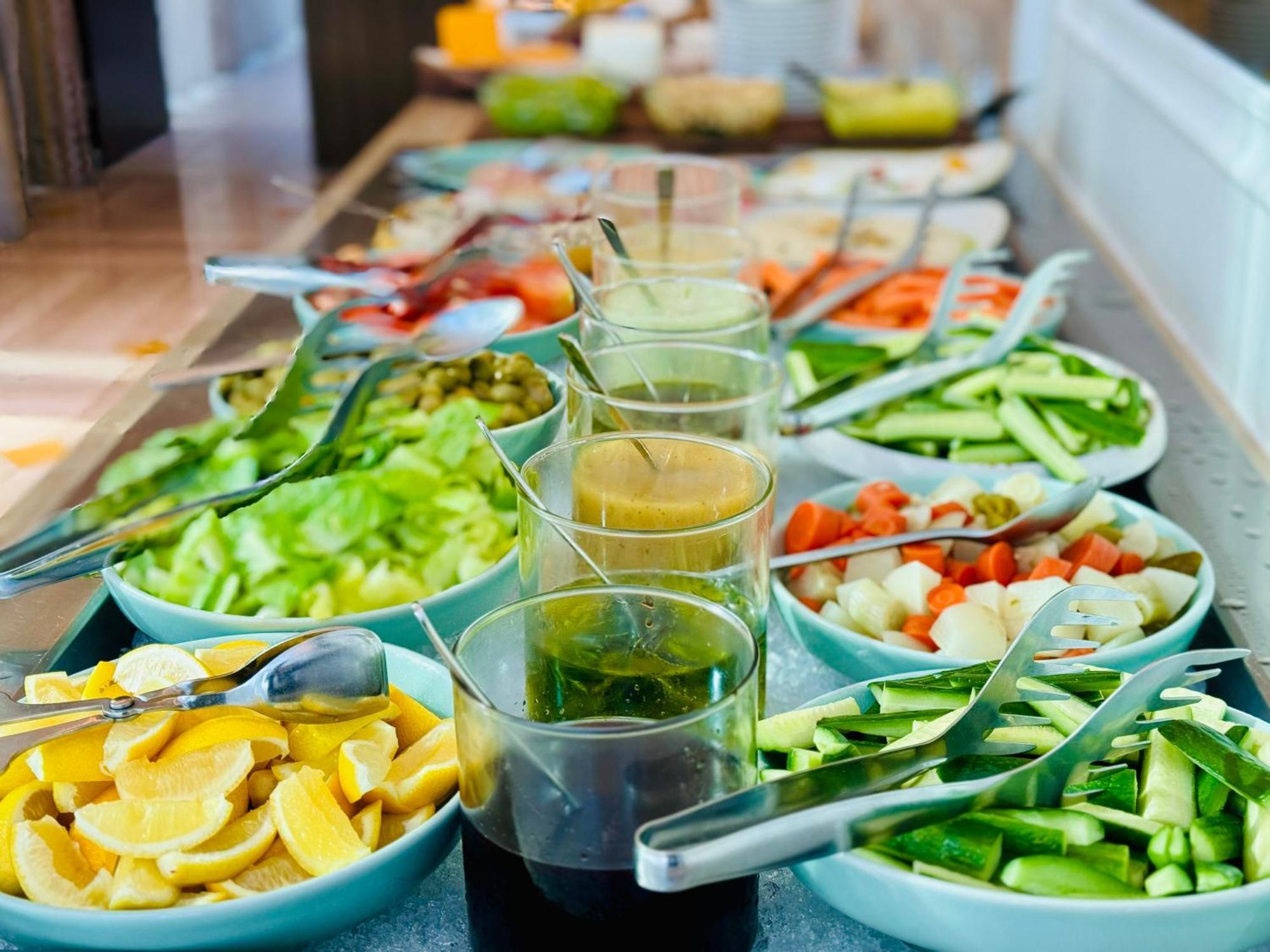 Shaza Doha Hotell Eksteriør bilde A salad bar